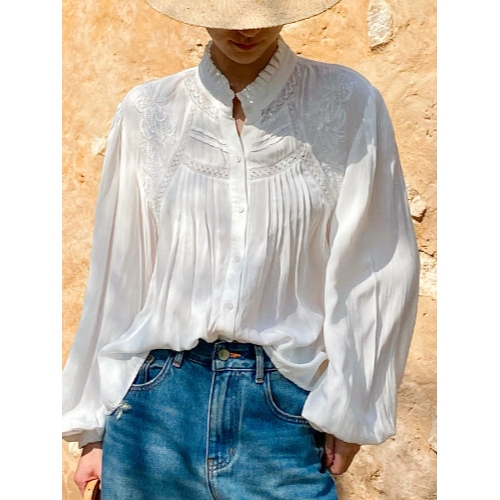 A new French white shirt for women in Spring 2025 with a long-sleeved design and a noble style