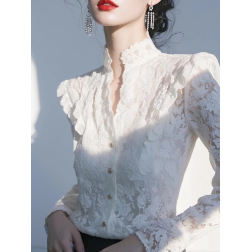 The 2025 spring French-style elegant top exudes a unique and beautiful charm, featuring a white lace shirt